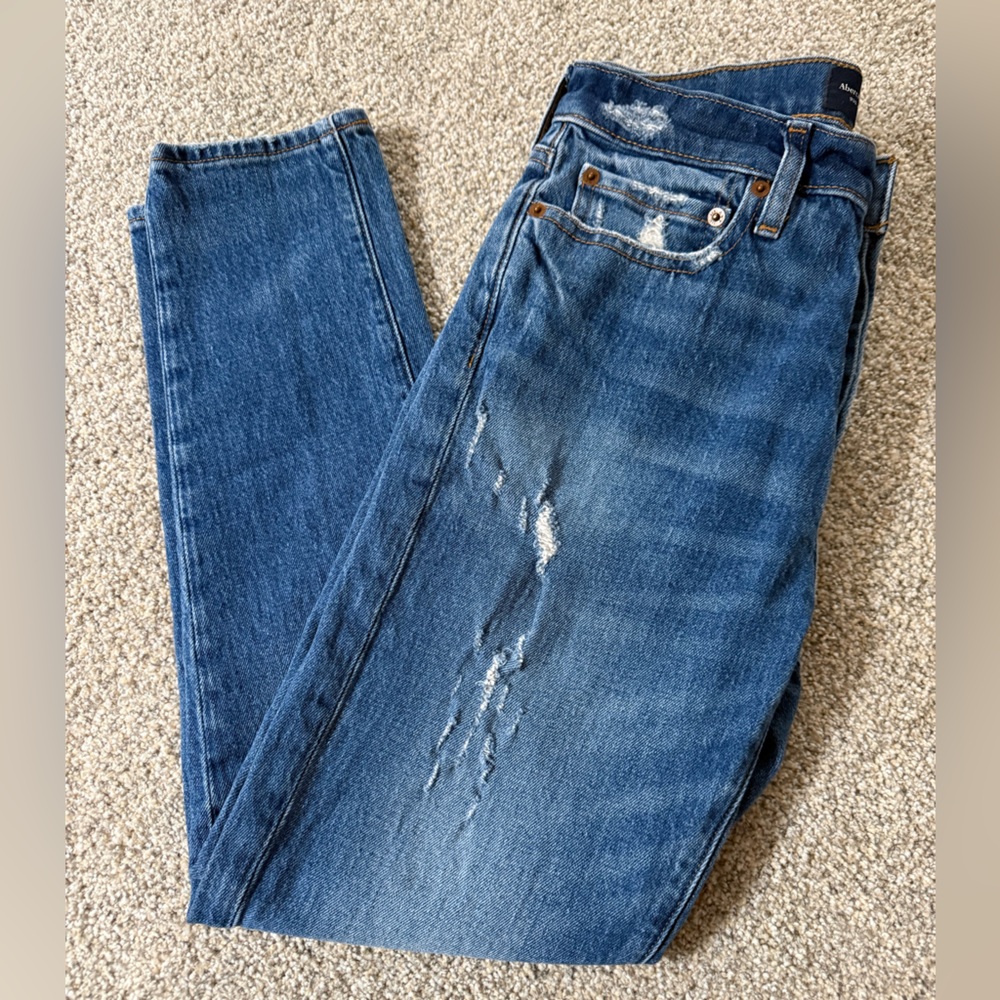 Abercrombie & Fitch Blue Distressed Straight Leg Jeans. Size 29
